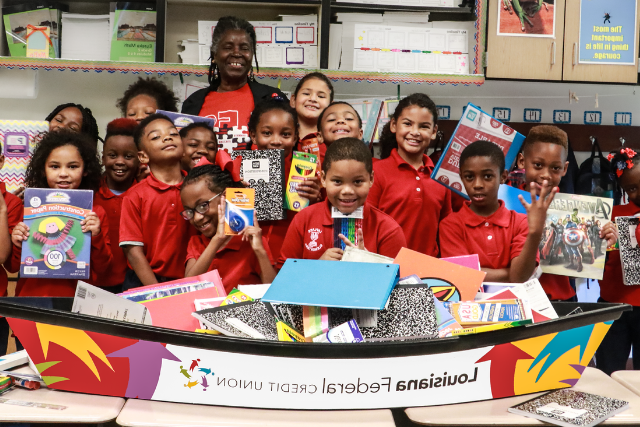 路易斯安那州FCU向当地教室捐赠了数千件学习用品